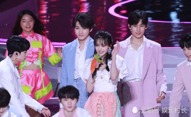 郑爽时代少年团合唱《姐姐真漂亮》,丁程鑫郑爽互动甜蜜,宋亚轩太好笑