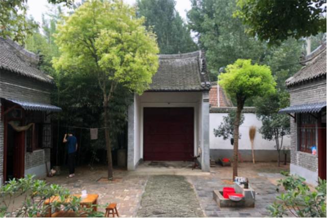 【客厅】 李亚鹏除了河南老家以外,自己也是有房产的,而在这处房产