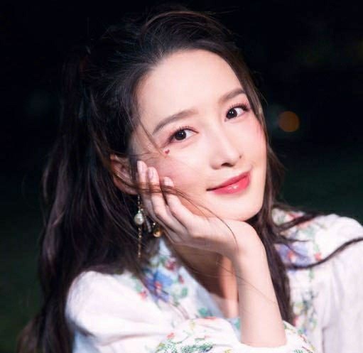 邓伦李沁工作室头像堪称情侣头像模板,翻到李沁本人头像,才知是怎么一