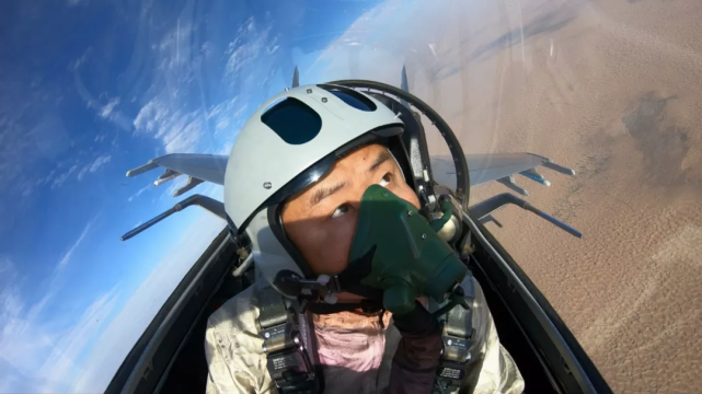 歼16飞行员穿戴新型装备彻底解决关键难题战机再获重大升级