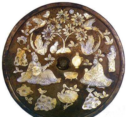 博物馆的古代铜镜,为何都是以背面示人?是否跟风水之说有关?
