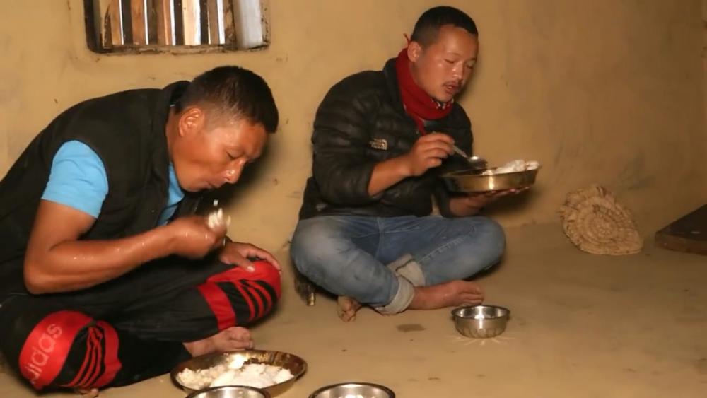 来尼泊尔村长家蹭饭,红烧肉配米饭,发现他们有一个很不好的习惯