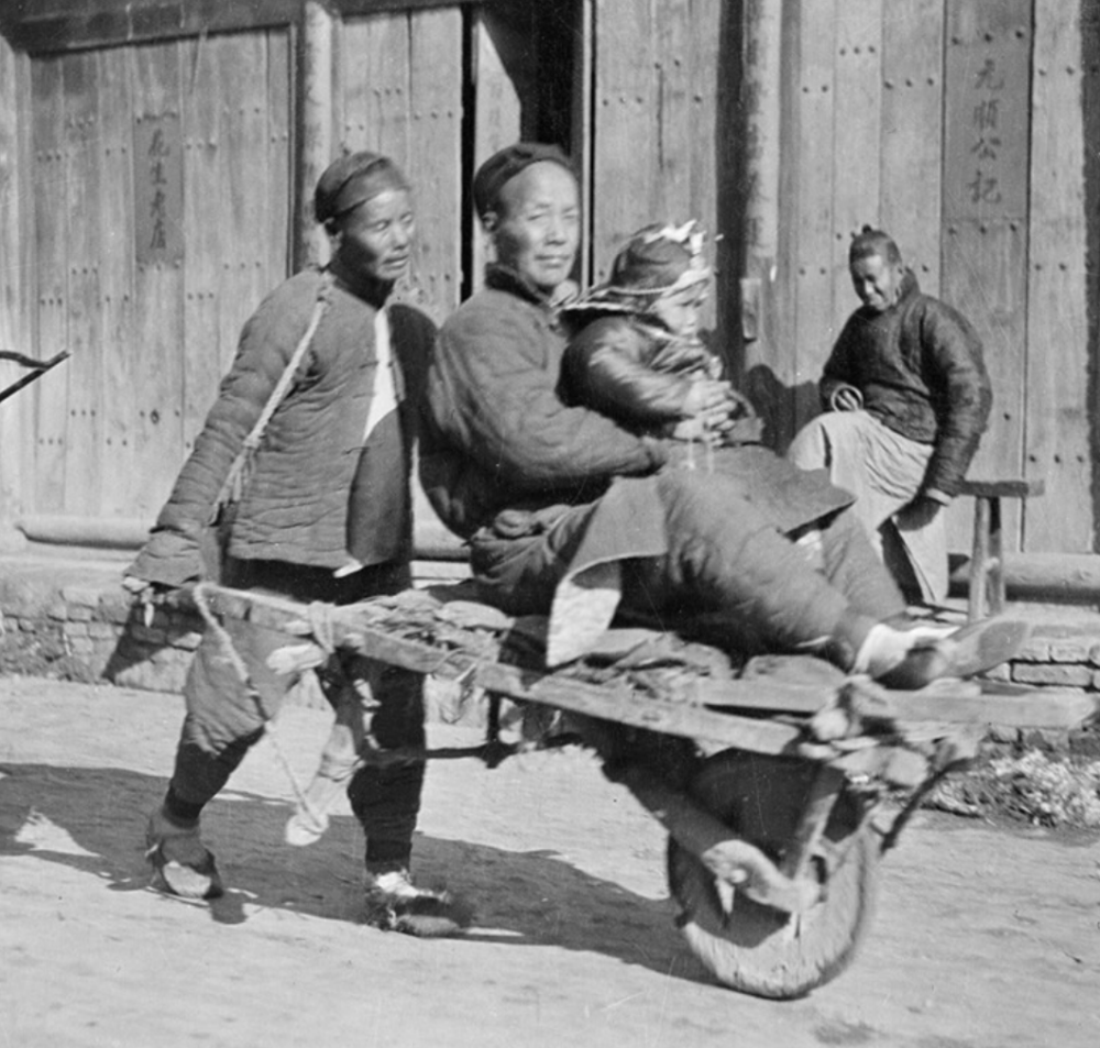 晚清老照片:住在洞穴居住的穷苦人家,街头打铁的匠人