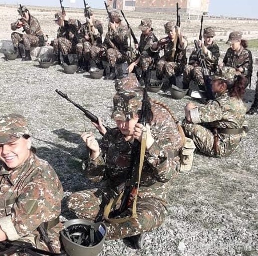 亚美尼亚女兵训练画面曝光手持长枪面露微笑亚方已全民皆兵