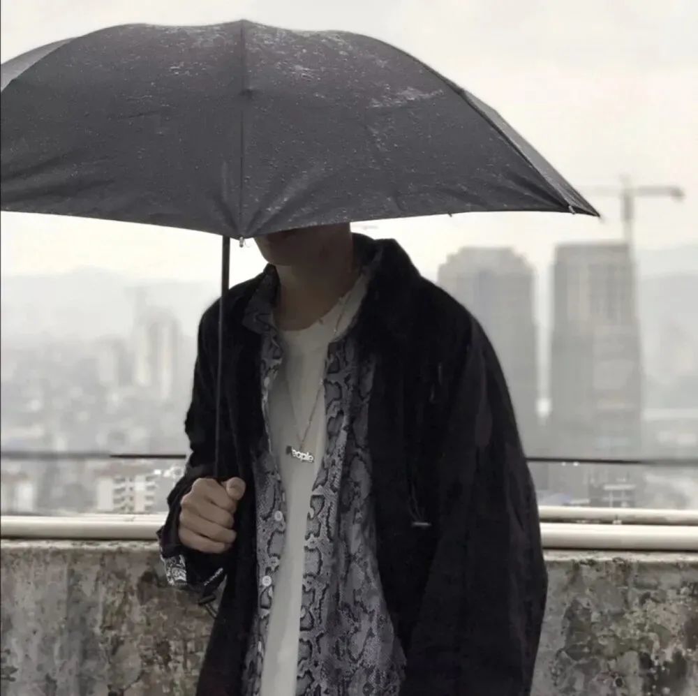 "男生头像 别慌,月亮也正在大海某处迷茫