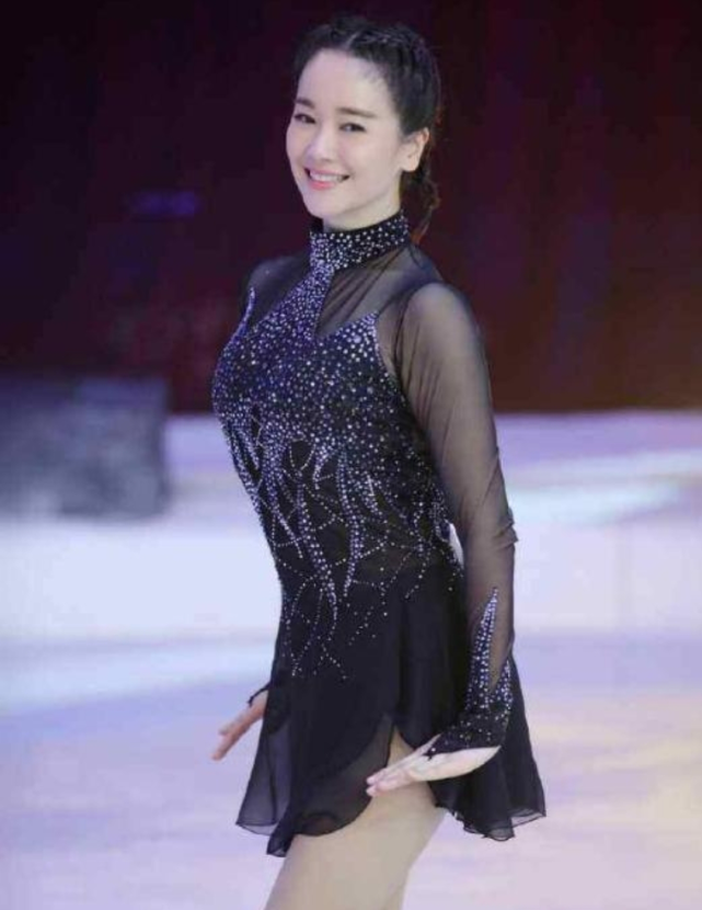 左小青全家照曝光,与大二十岁丈夫形同父女,女儿真是个美人坯子
