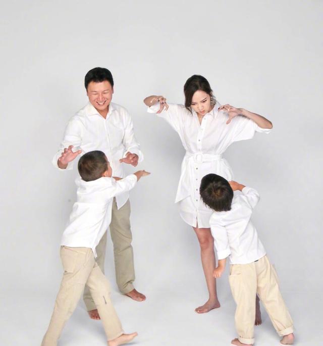 侯佩岑晒全家福,一家四口搞怪扮恐龙,俩儿子都奔向妈妈太搞笑