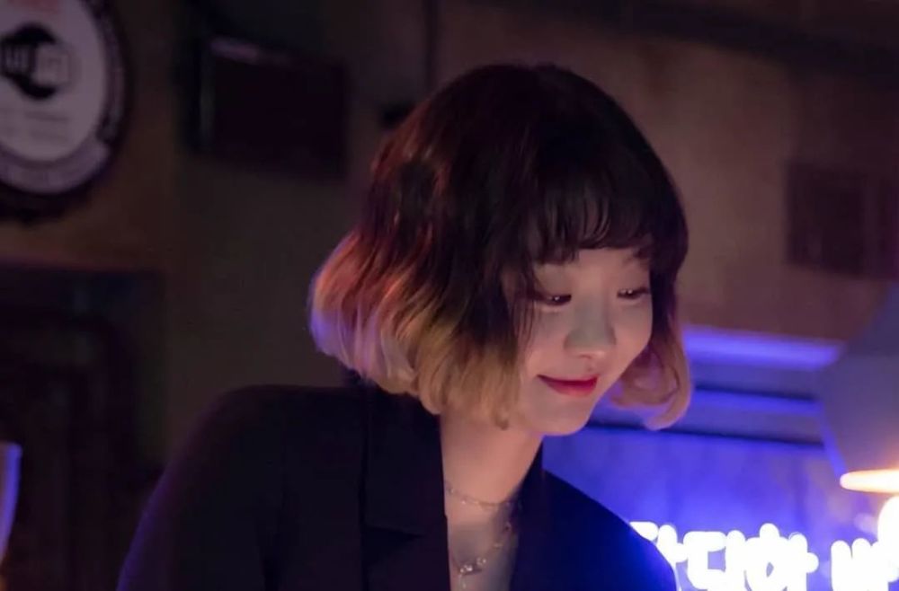 《梨泰院》的女主金多美,有着和辣目洋子一样的圆脸,单眼皮,短发