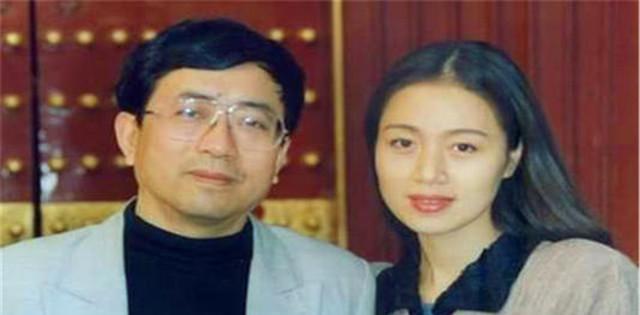 李红为余秋雨付出14年,却败给了戏子,无奈独自为女儿撑起一片天