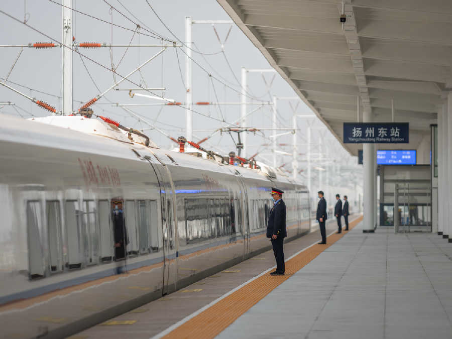 连淮扬镇铁路扬州东站位于扬州市生态科技新城核心区,车站规模为2台6