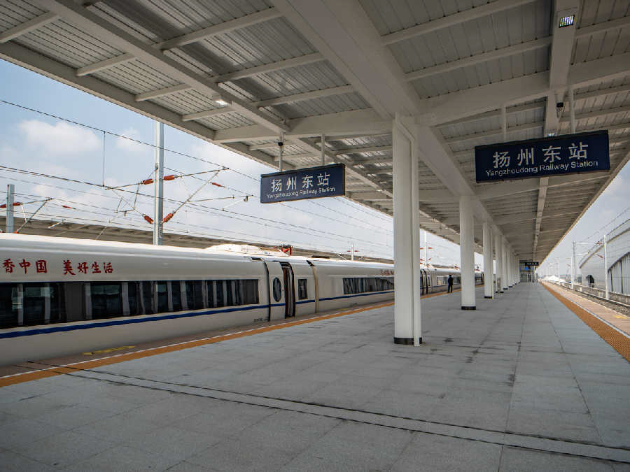 东站位于扬州市生态科技新城核心区,车站规模为2台6线,站台长650米,站