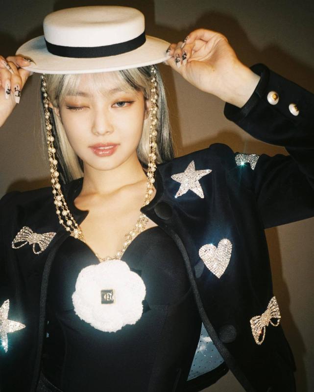 粉墨jennie和权志龙同款珍珠链华贵;金智秀扮艾莎公主