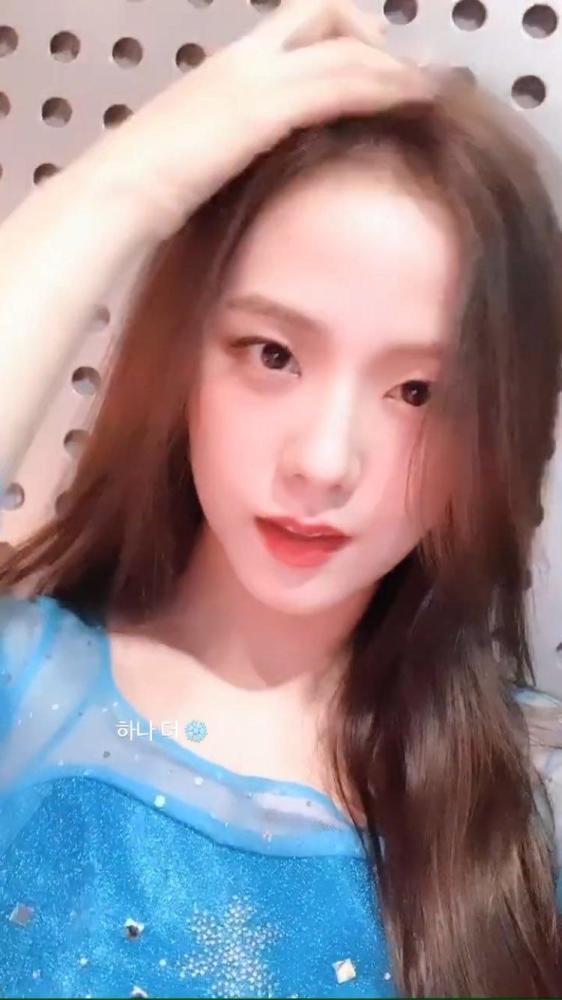 粉墨jennie和权志龙同款珍珠链华贵金智秀扮艾莎公主蓝裙红唇太美