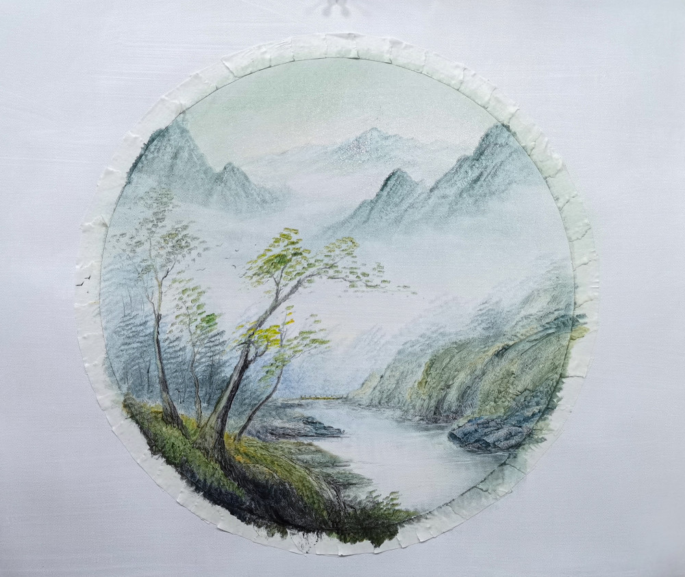 勾线笔画下远处的小桥. 中黄 丛林绿,点树叶,再用中黄,点高光.