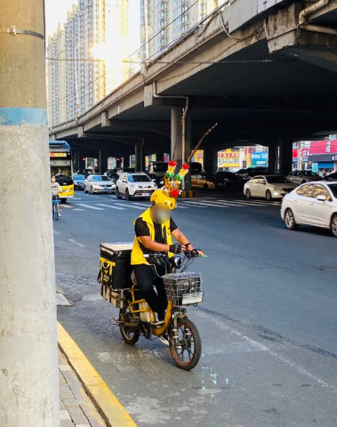 怎么外卖小哥又换了新装束这一次是准备模仿孙悟空哈哈哈哈
