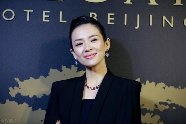 章子怡近照曝光,41岁真实颜值显气质,发际线上移额头现形