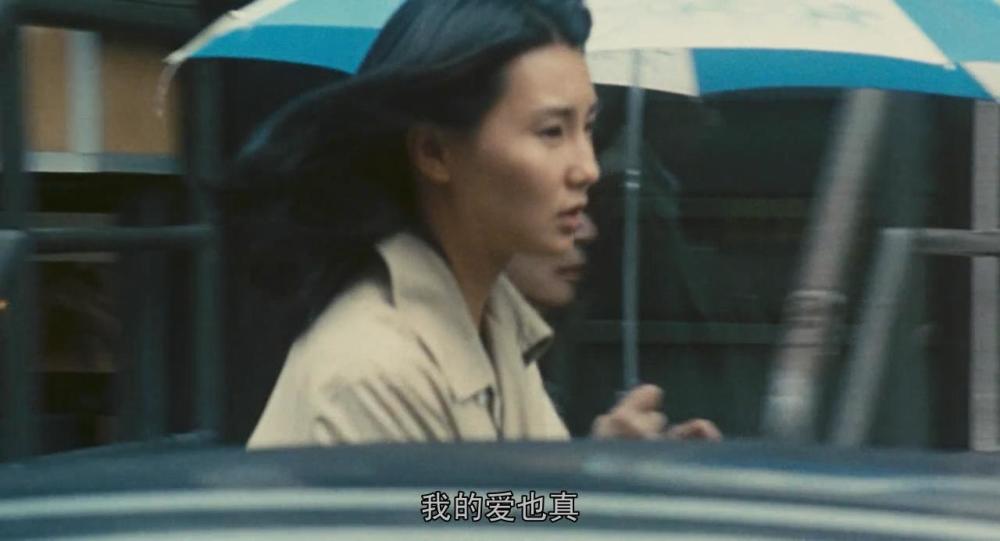 又将李翘由特写变成半身画面, 镜头由近变远,有助于刻画人物内心的
