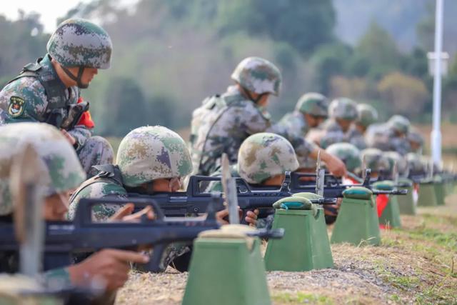 在此次实弹射击中每名新兵使用5发弹,在100米的距离上采取卧姿有依托