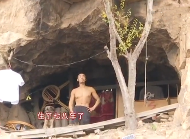 山西小伙在青岛一山洞内隐居8年