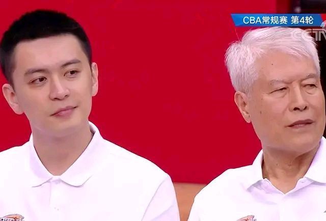辽篮vs青岛习惯坐在教练杨鸣旁边的李洪庆去哪儿了
