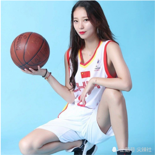 cba最美宝贝:黄逸辉,白色包臀裙,膝盖抢镜!范子铭谈17