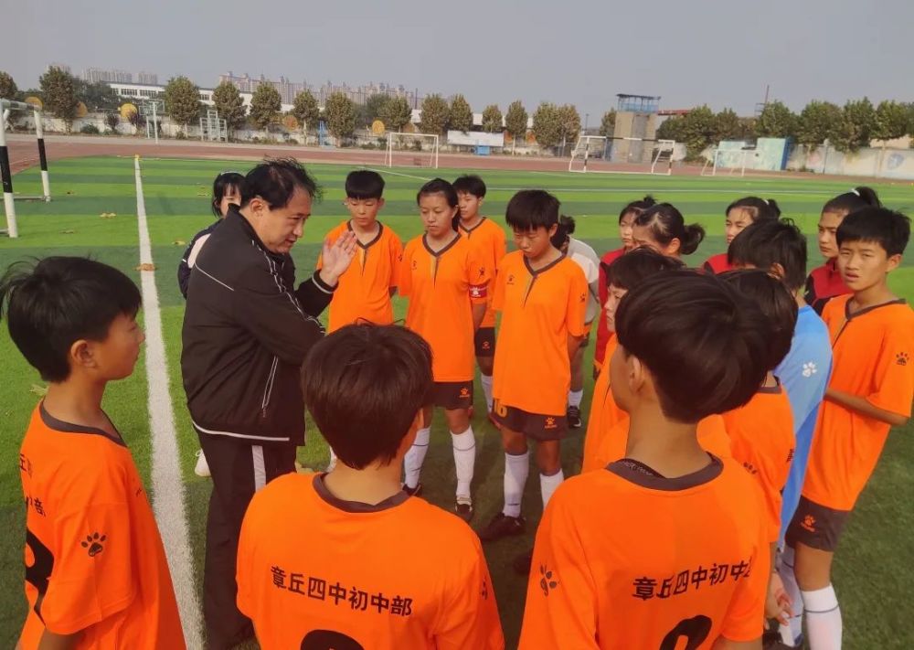 章丘四中初中部女足夺得市冠军!