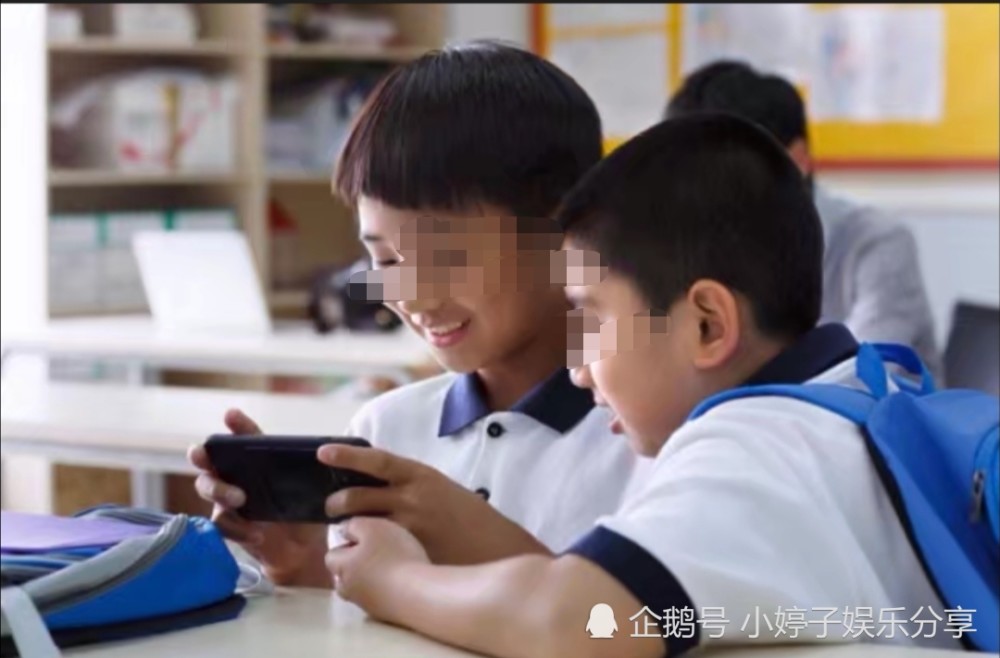 但现在手机娱乐功能丰富多样,有多少中学生能抵住这种诱惑?