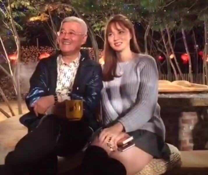 陈艳楠扮演者吴一迪晒赵本山最新照片!老赵头发全白,但精神矍铄