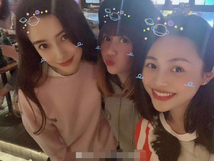 baby为闺蜜庆生并合照,姐妹聚会气氛欢乐,可惜美颜太过令人脸盲