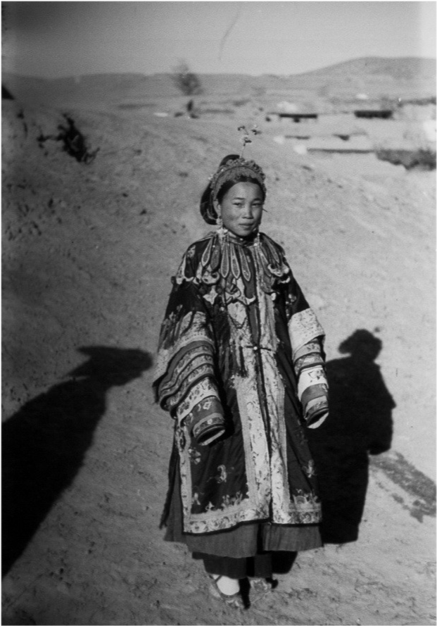 1934年青海互助县老照片,青春美丽喜欢骑毛驴的土族女子!
