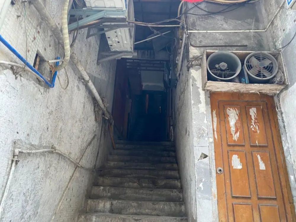 总的来说,兴隆街旁边的住宅真是太旧了,其中还不乏一些伸手不见五指