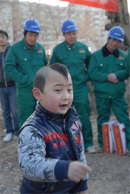 "春晚福娃"邓鸣贺:6岁上春晚,8岁因过劳去世,现今妹妹又成摇钱树