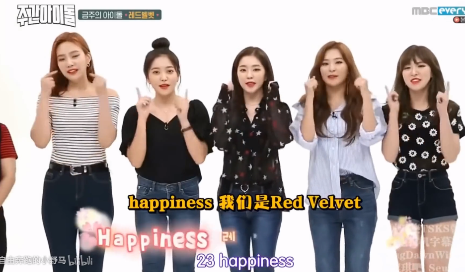 大家好,我们是red velvet」,并在说happiness时两手食指在嘴前画出