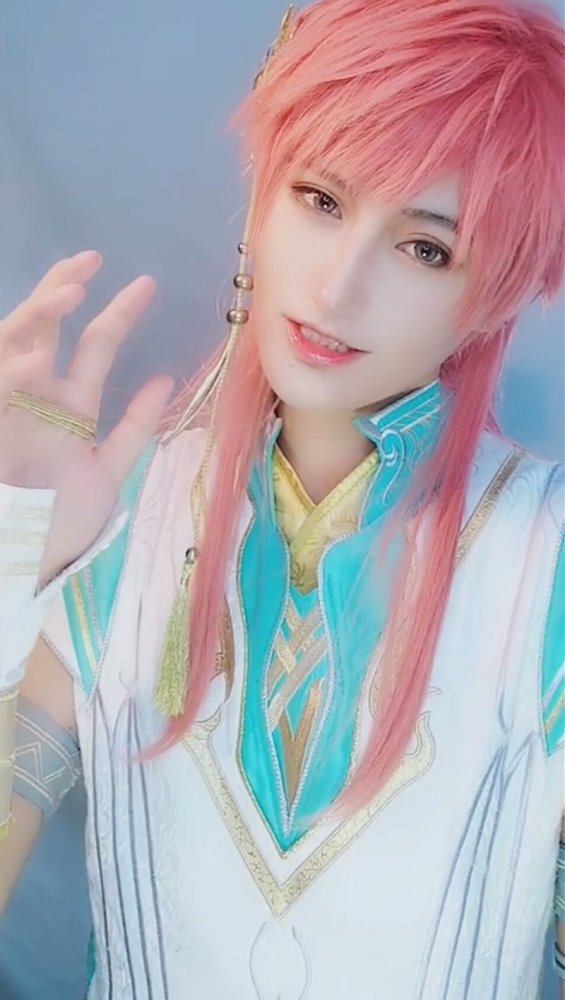 一个比一个还原,手捧心灯