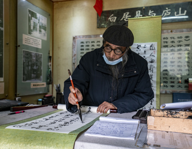 国宝级艺术家刘俊武在庐山为游人写诗疾书