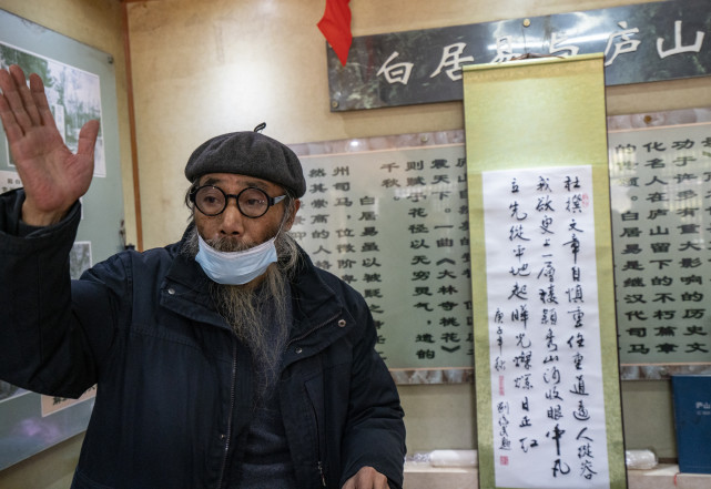 国宝级艺术家刘俊武在庐山为游人写诗疾书