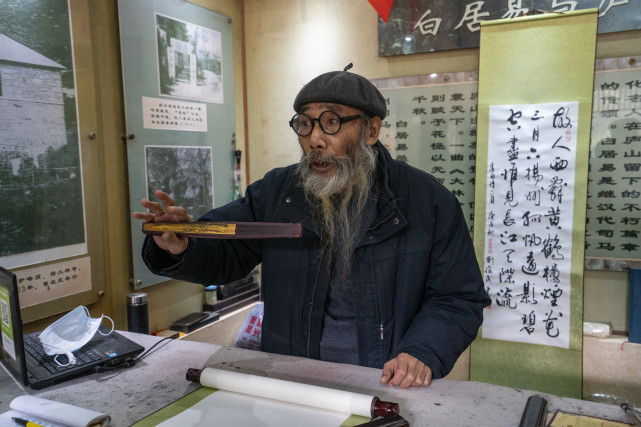 国宝级艺术家刘俊武在庐山为游人写诗疾书