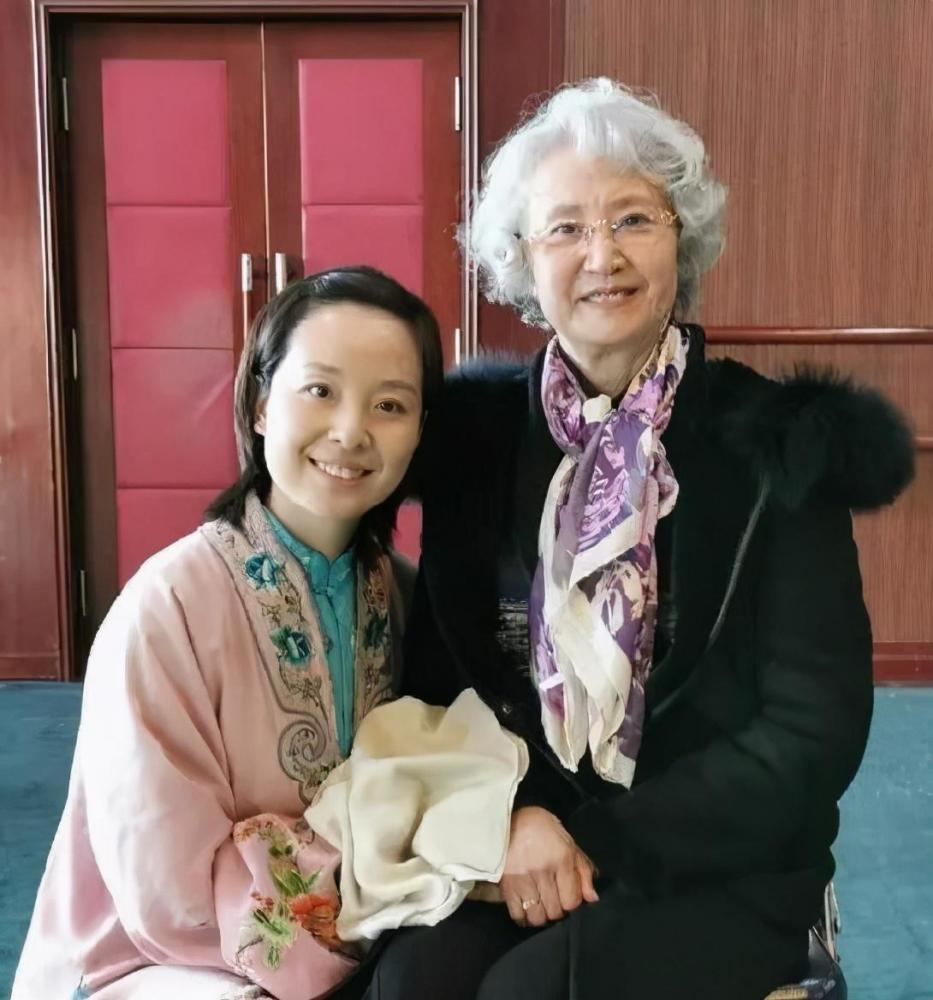 77岁杨春霞越老越美,穿奶奶装戴老花镜撞脸向梅,真有书卷气质