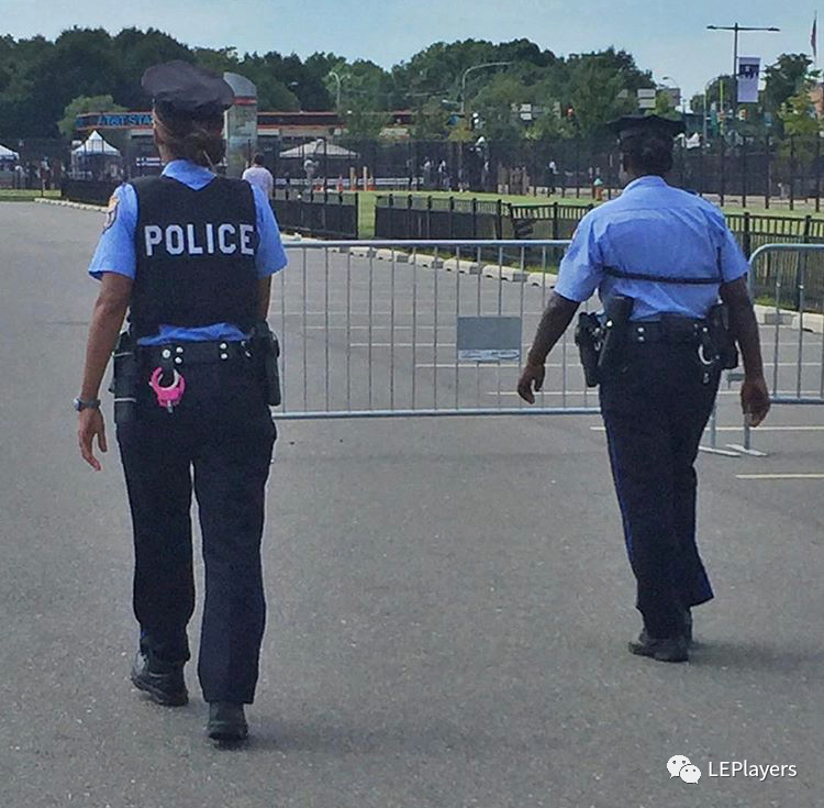 为什么美国警察这么爱用粉色手铐?
