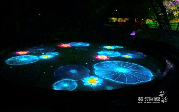 多媒体画面在圆形湖水中做视频投影,完成实景演出中水面投影的全新