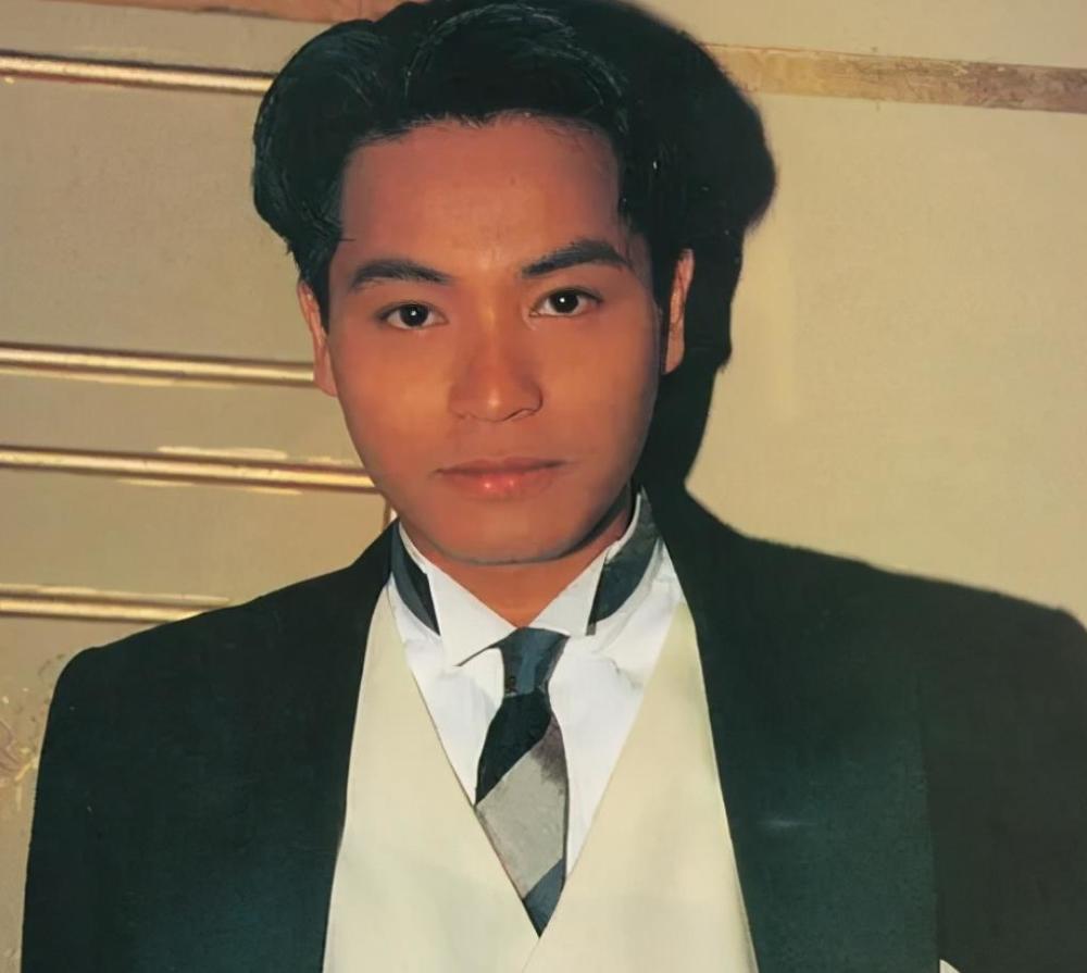 他曾被誉为"张国荣接班人,年轻时颜值惊人,如今却被喷"僵尸脸"