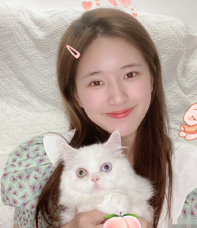 赵露思抱着猫咪扮可爱全程只顾自己表情管理低头一看猫差点笑疯