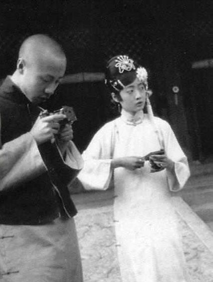 末代皇帝溥仪和皇后婉容的罕见照溥仪在玩相机婉容在吸烟