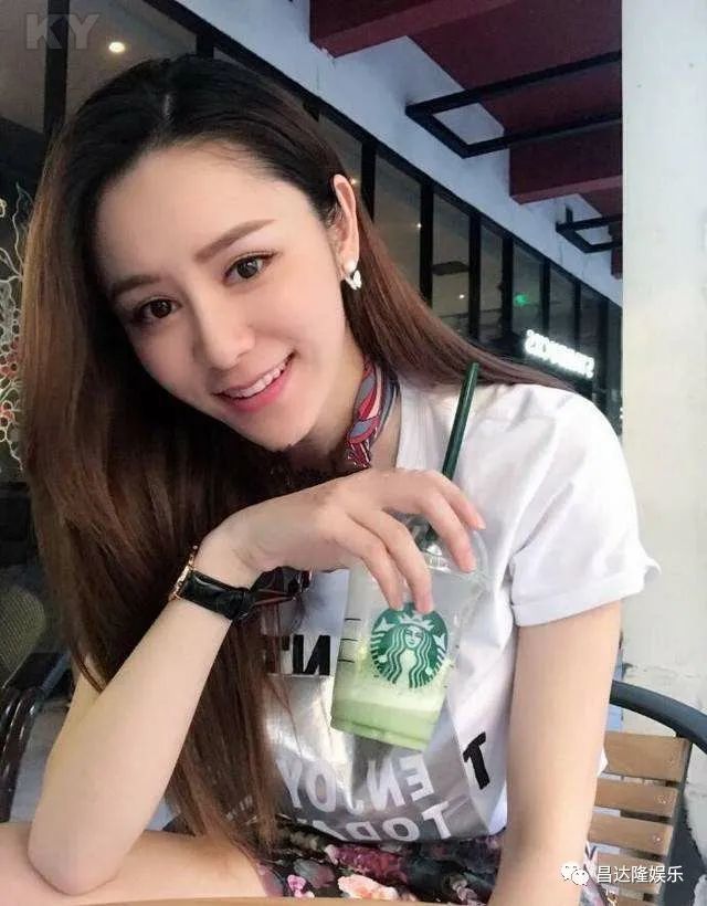 张馨月与老公林峰带女儿出游 一家三口其乐融融恩爱自拍
