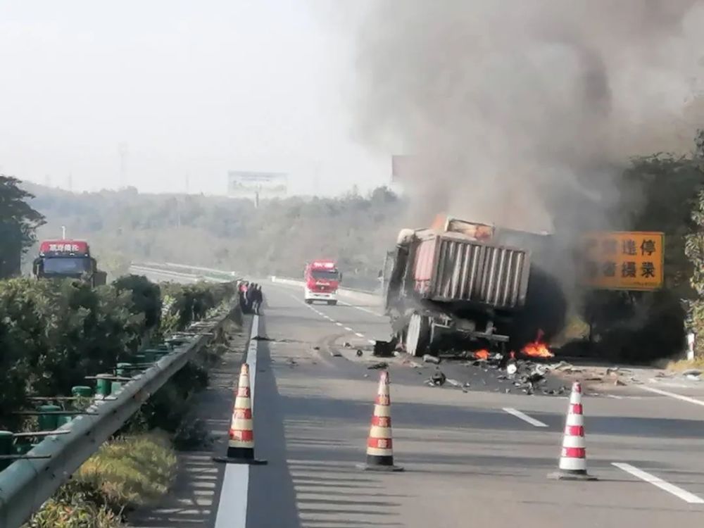 2大车相撞!一司机@堵车25公里!六安这段高速2辆货车追尾起火!