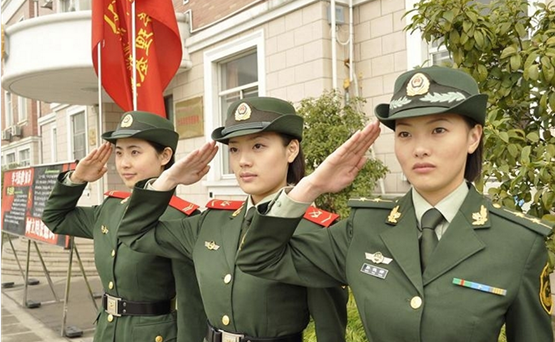 每年入伍女兵那么多,为什么很少见到退伍女兵?她们去哪里了?