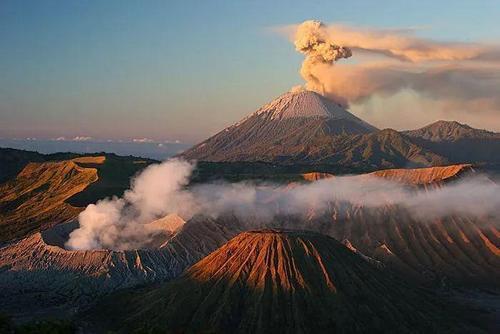 在意大利的南部有一座被誉为世界上最危险的火山它叫维苏威火山