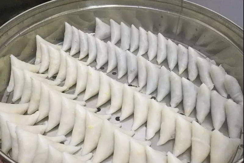掀开蒸汽满满的蒸笼,一个个白白胖胖的粉角立在里面,仿佛在向饥饿的