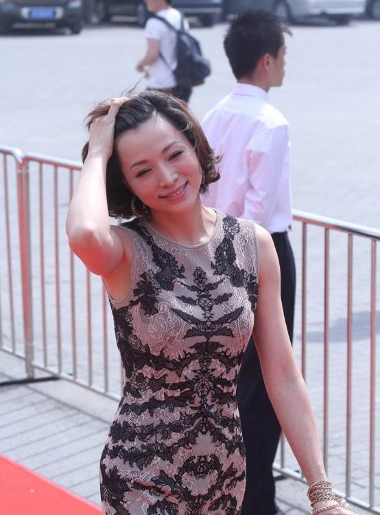 董卿一身书香气质,穿紧身蕾丝裙挺有反差萌,s型曲线真