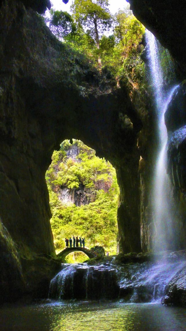 兰花洞:位于湘西永顺县芙蓉镇,距芙蓉镇13公里,距原保坪乡政府1公里.